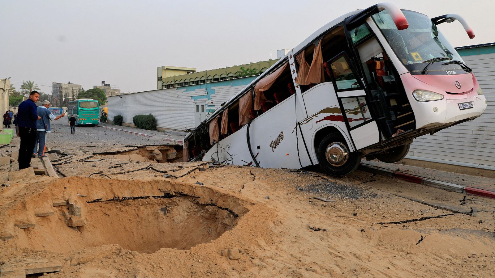Un dels clots que ha deixat l'atac a l'hospital de Khan Yunis