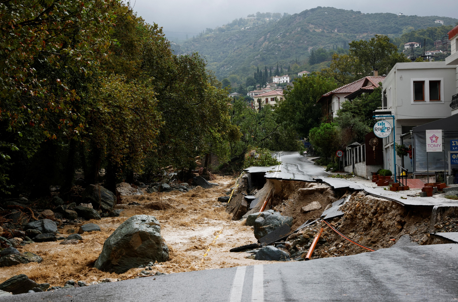 Una carretera destruïda, prop d'una residència de majors a la ciutat de Volos