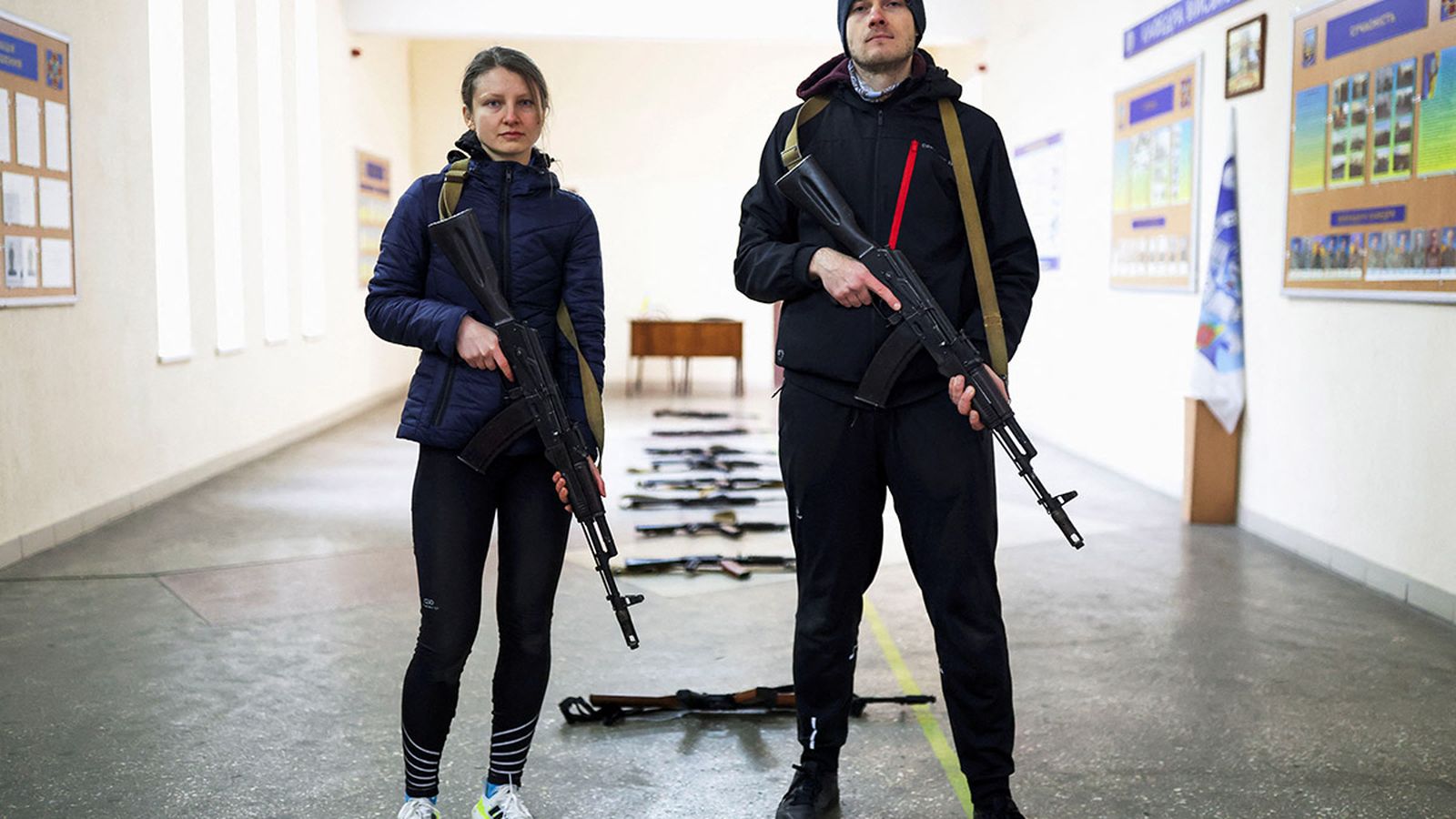 Voluntaris civils s'entrenen per a defendre's dels atacs russos