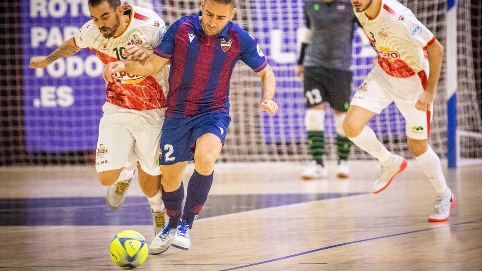 El Llevant UE remunta contra el Peníscola en el derbi de futbol sala