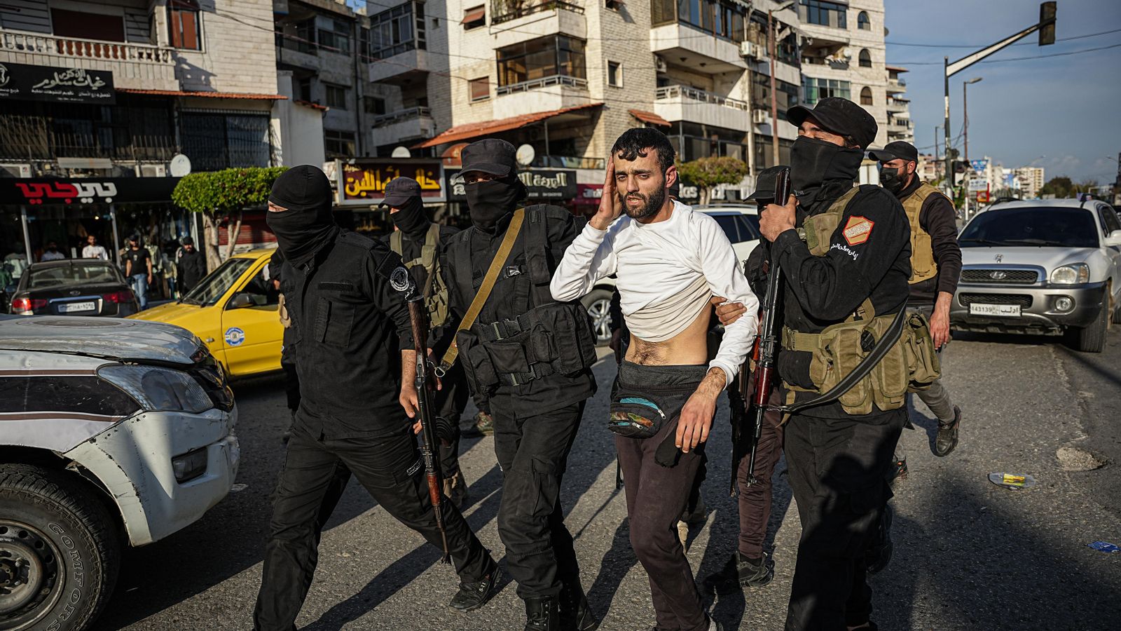 Les forces de seguretat sirianes detenen a un home a Latakia, Síria