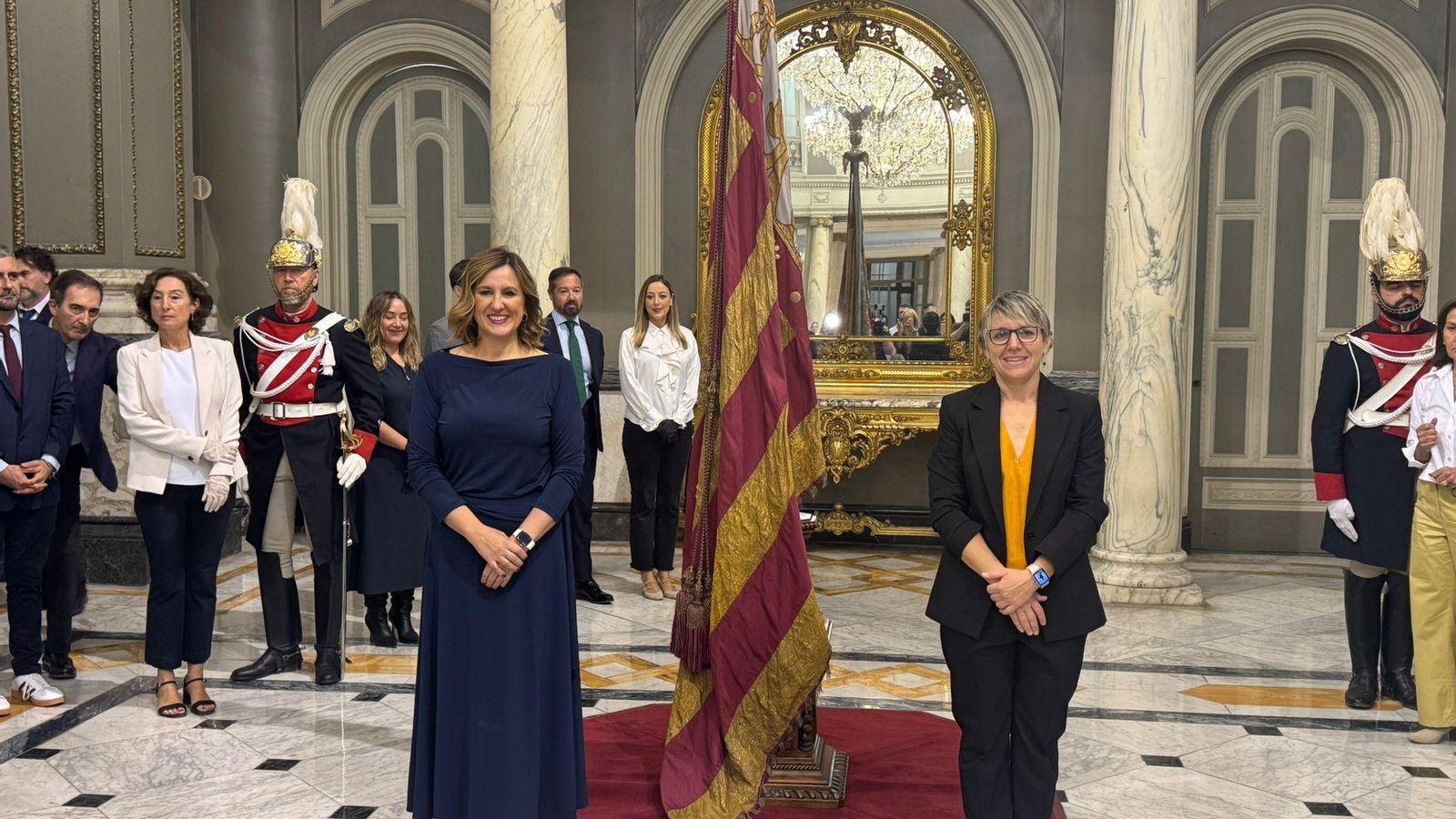 L'alcaldessa de València i la portaveu de Compromís, este dimarts amb la Senyera