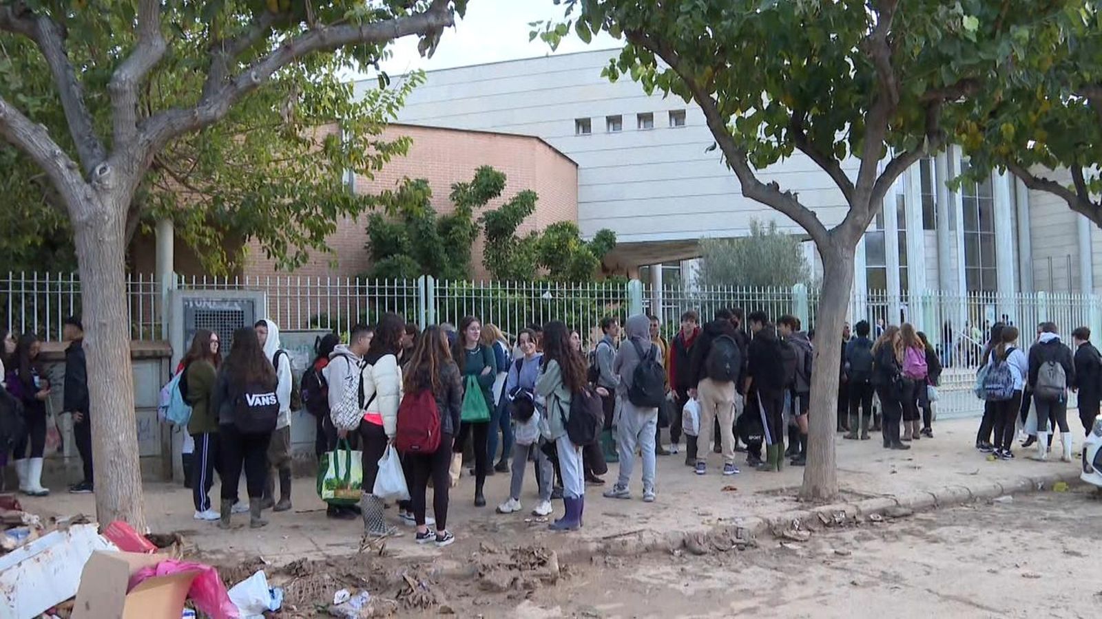 Estudiants reunits a la porta de l'IES Massanassa