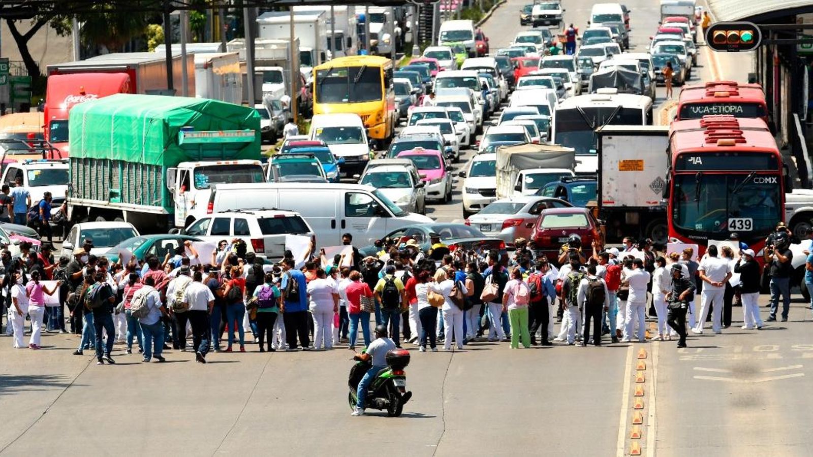 Personal sanitari i de neteja de l’Hospital La Raza es manifesten per a exigir material adequat a Ciutat de Mèxic, el 27 d’abril de 2020