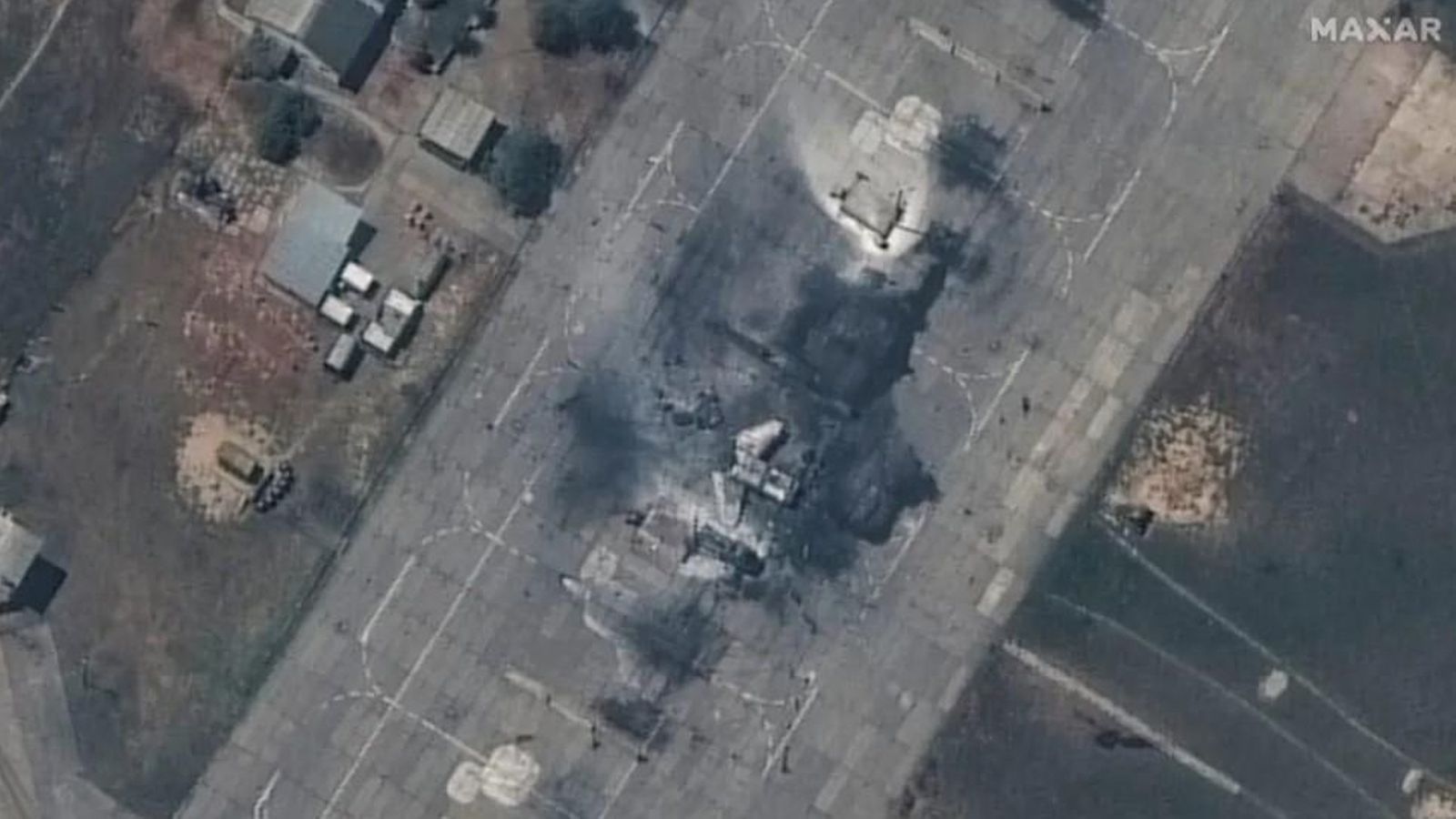 Imatge de satèl·lit dels avions i edificis destruïts