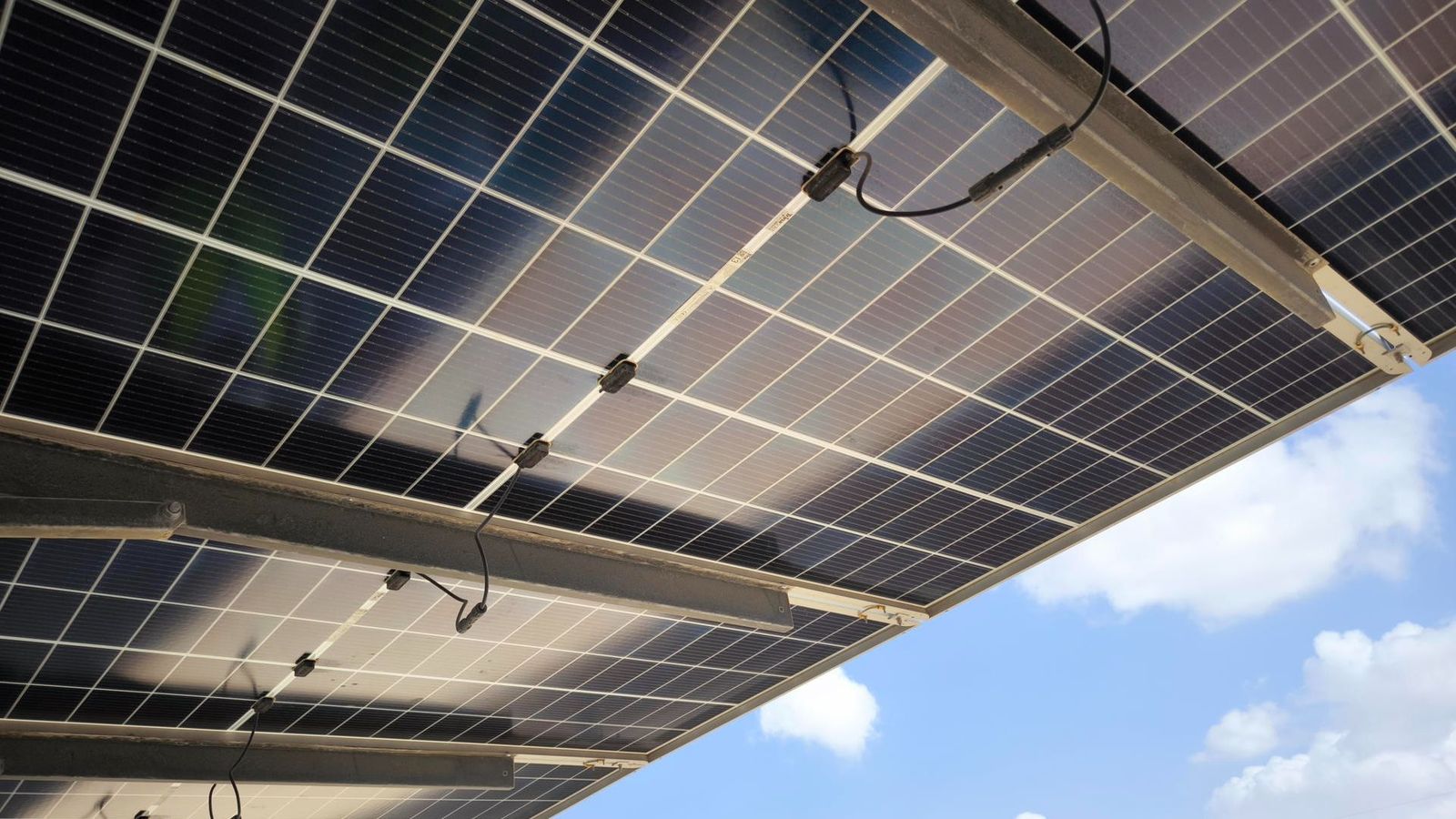 Els panells tenen una minuciosa neteja diària per a evitar que l'arena s'acumule sobre els quatre milions de panells solars