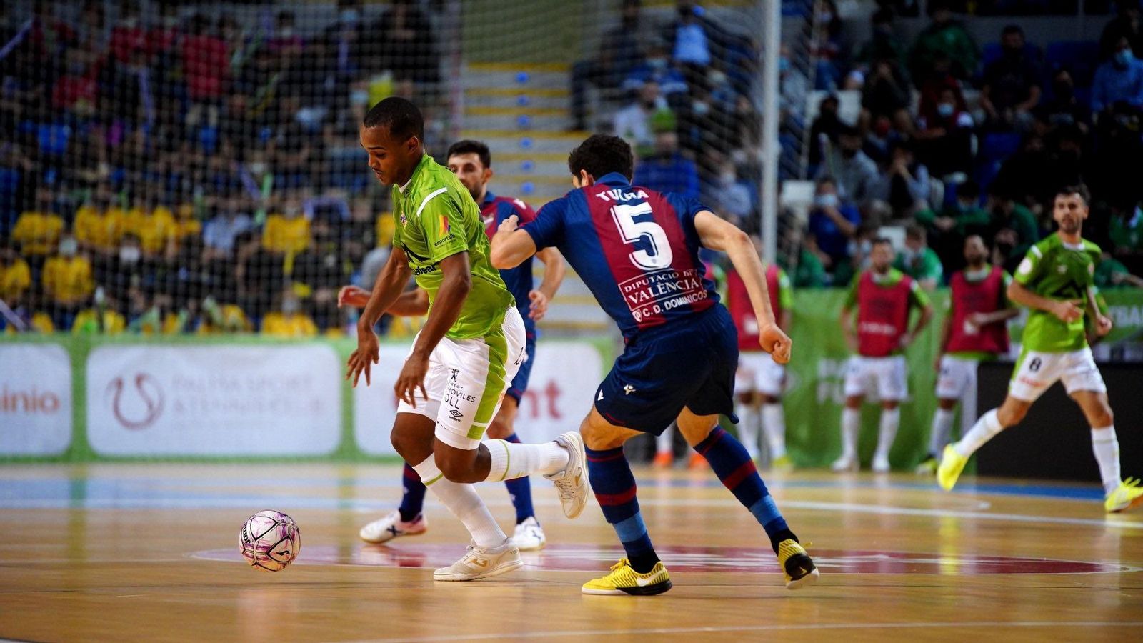 Marc Tolrà tracta de recuperar una pilota