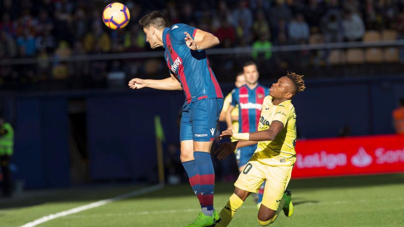 El debutant, Samu Chukwueze, disputa un baló en el partit contra el Llevant
