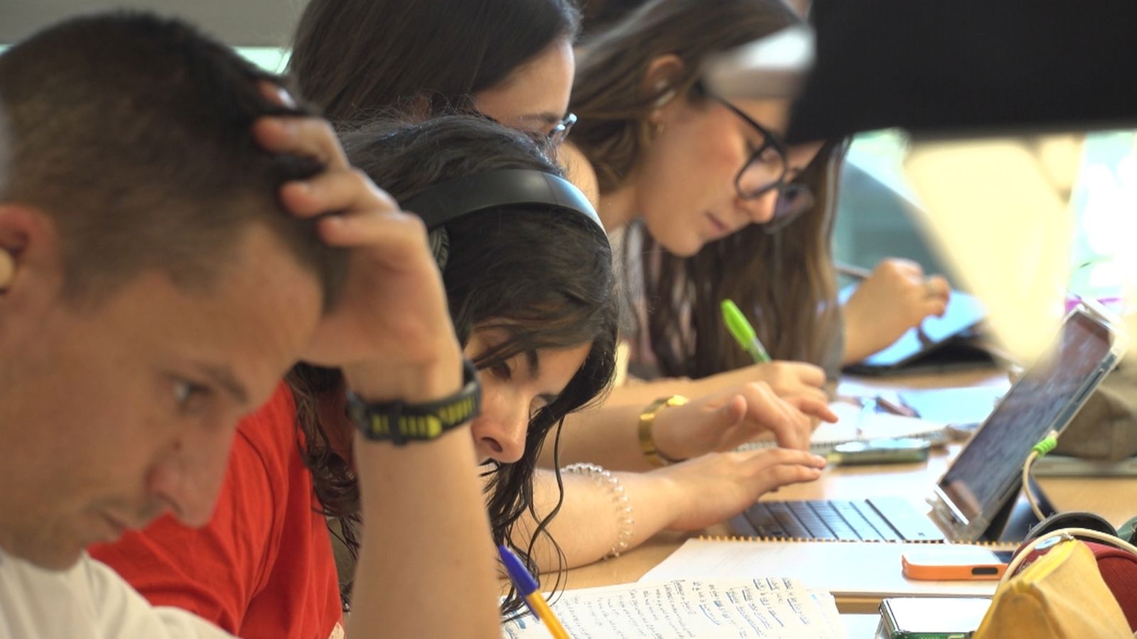Biblioteca de Torrent amb estudiats preparant la Prova d'Accés a la Universitat  (PAU)
