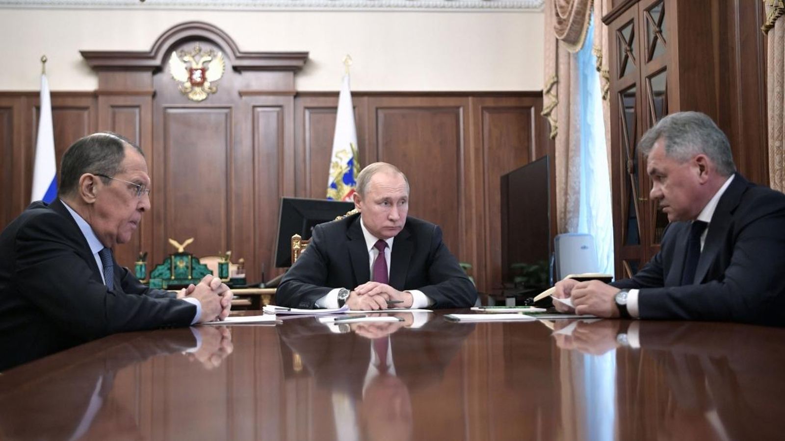 El president de Rússia, Vladímir Putin, durant la reunió amb el ministre d'Afers Estrangers rus, Serguei Lavrov, i de Defensa, Serguei Xoigú