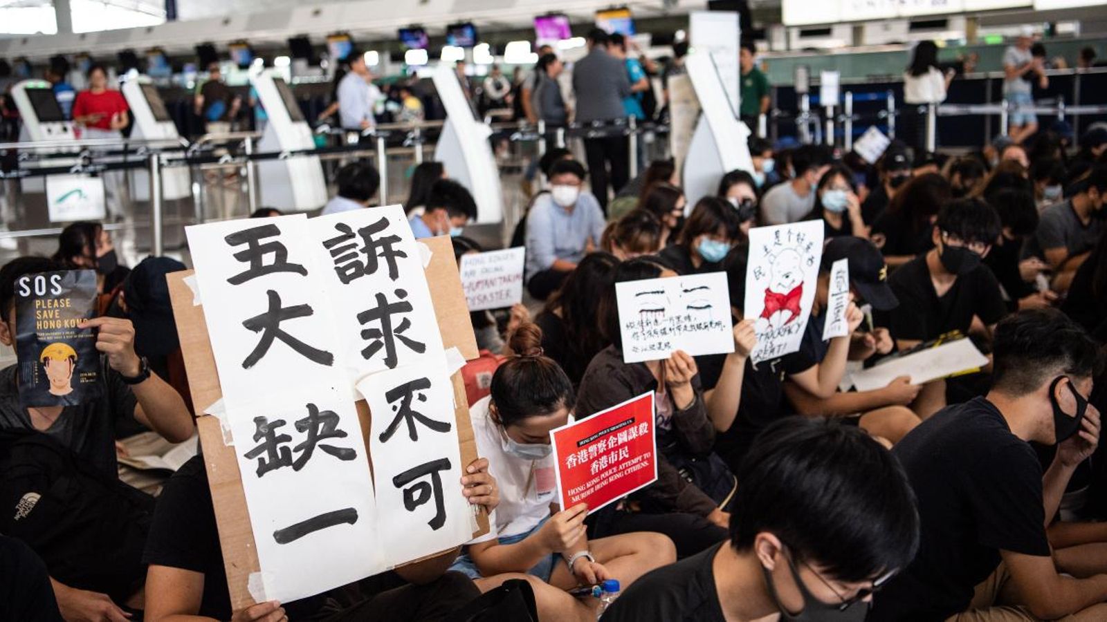 Manifestants a l'aeroport Internacional de Hong Kong, Xina. EFE