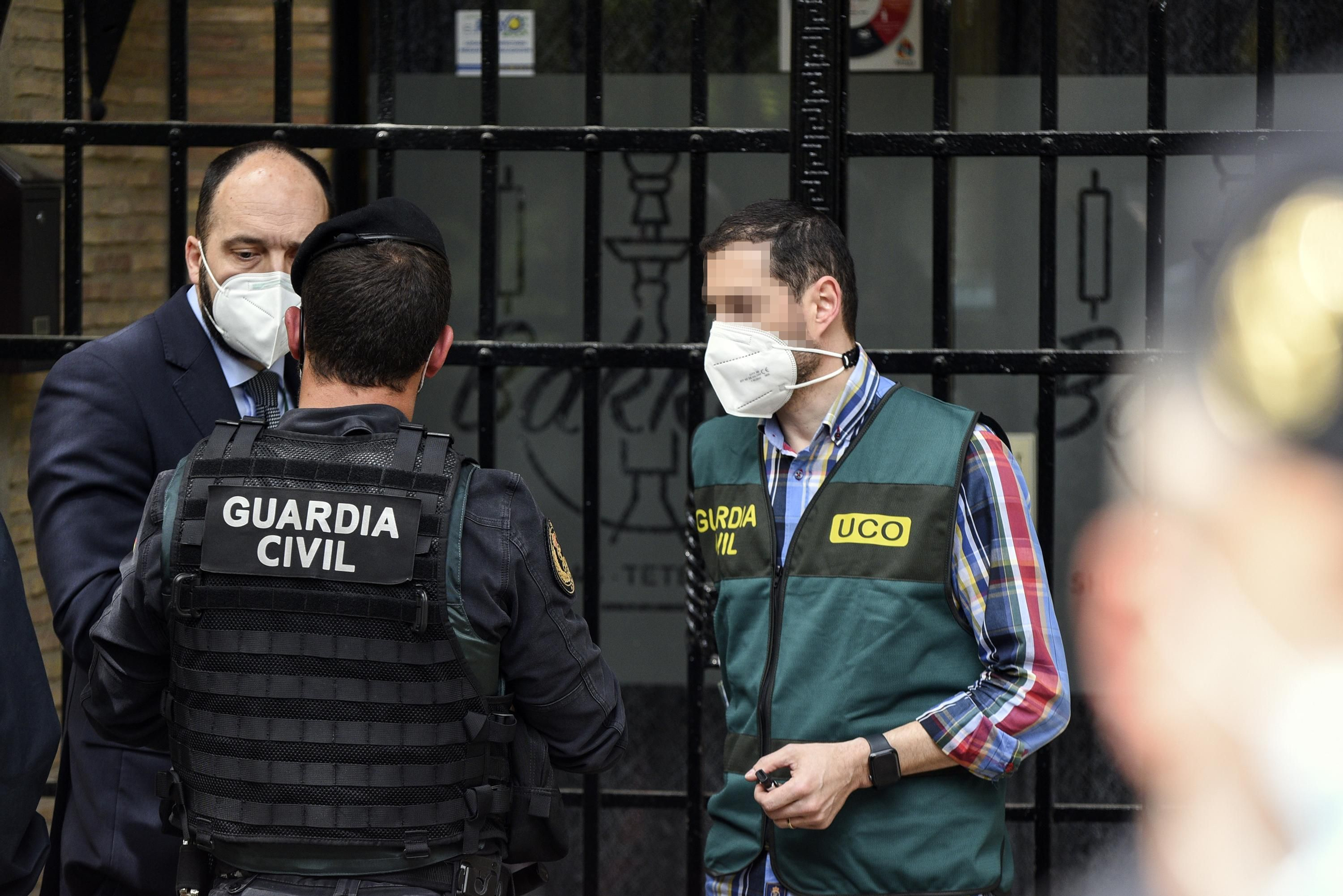 Agents de l'UCO durant l'escorcoll en el domicili de l'exsubdelegat del govern Rafael Rubio