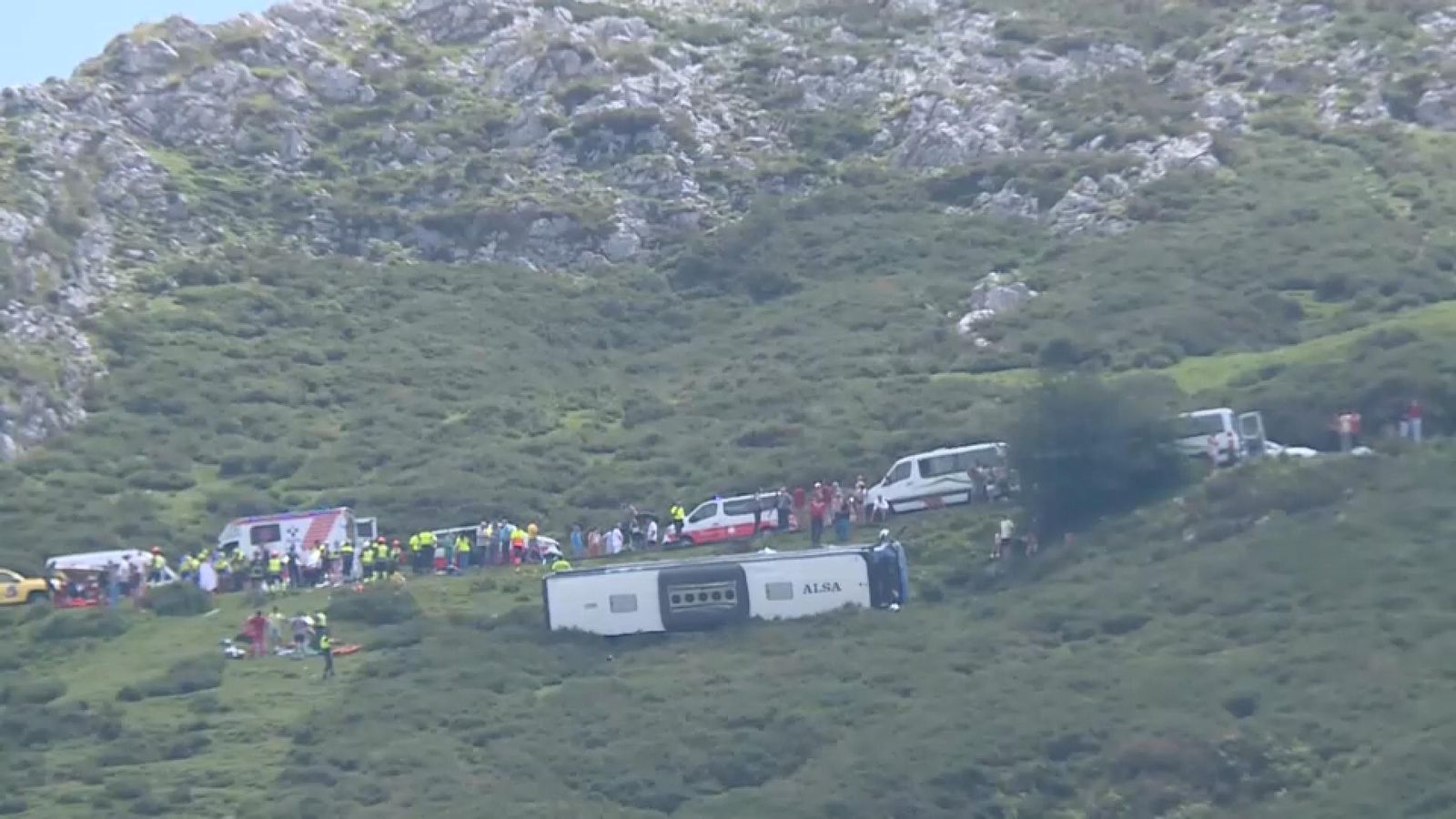 Vista de l'autobús sinistrat a la carretera dels Llacs de Covadonga
