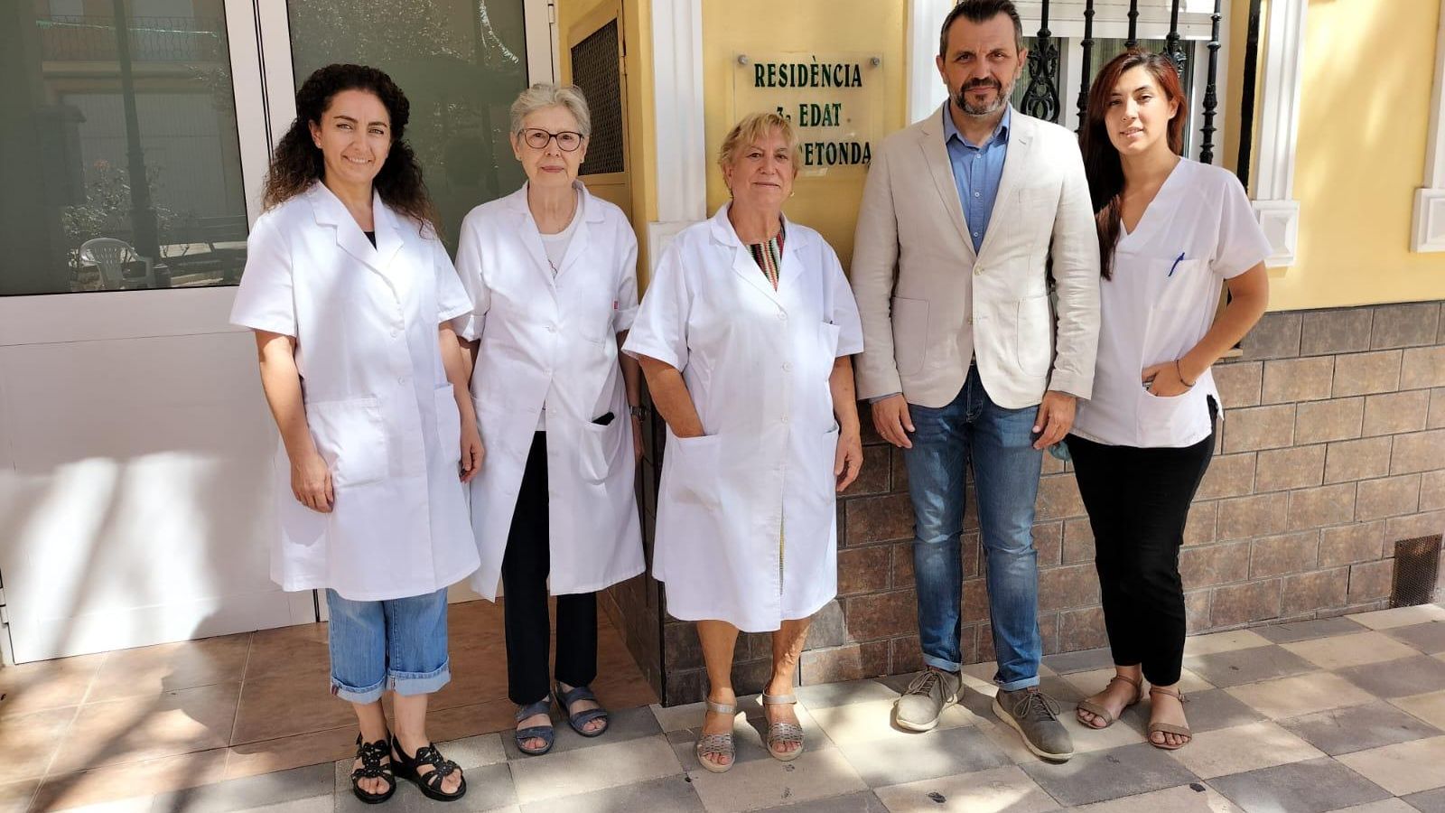 El president d'Aerte amb personal de la residència de la tercera edat de Quatretonda El president d'Aerte amb personal de la residència de la tercera edat de Quatretonda