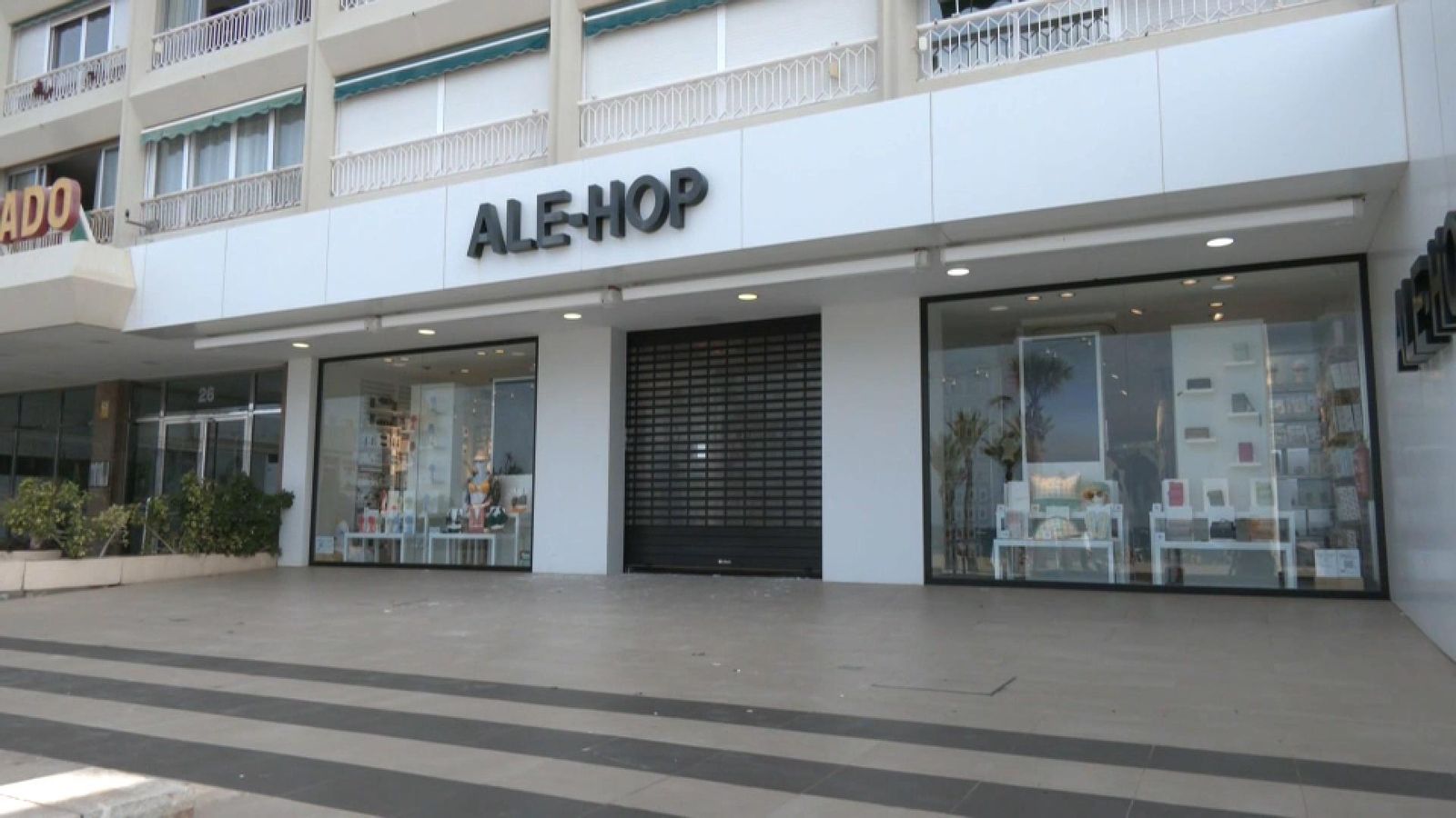 Tres ferits en caure el fals sostre d'un comerç en l'avinguda Madrid de Benidorm