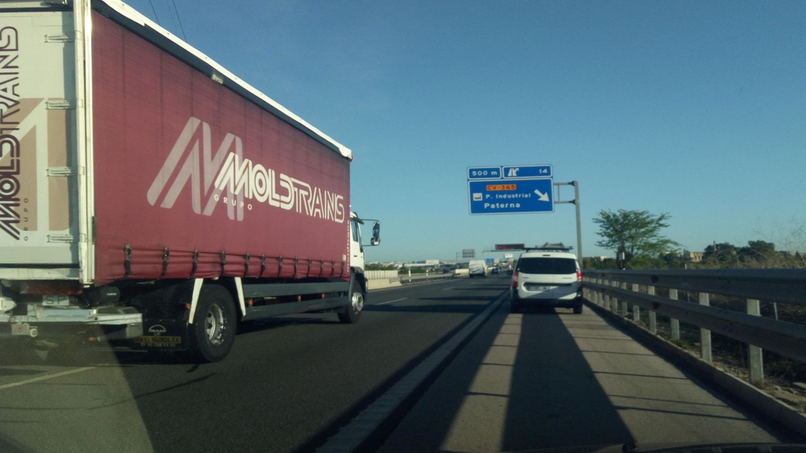 Un camió circula per una carretera de l'Horta en una imatge d'arxiu