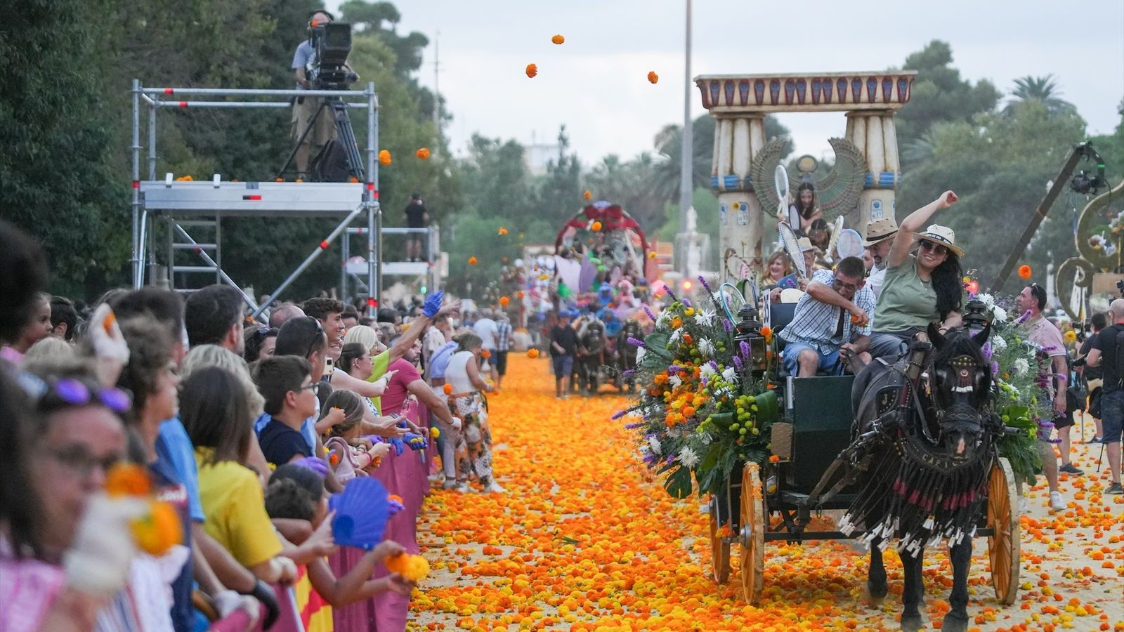 EuropaPress 5361847 varias personas participan batalla flores feria julio paseo alameda 30