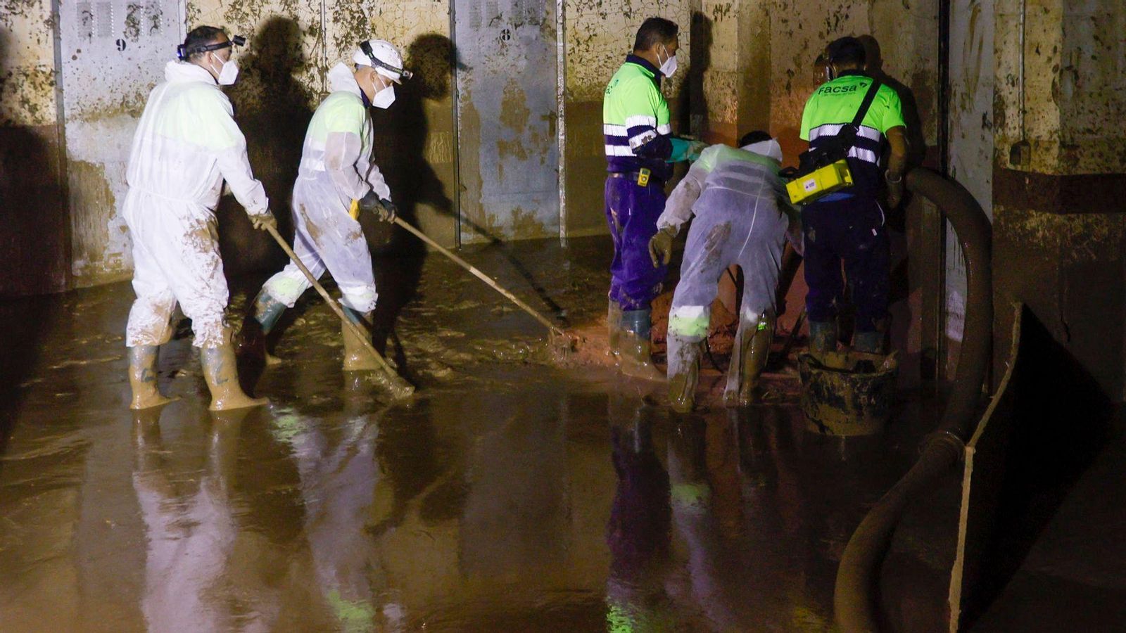 Diversos operaris treballen en l'extracció de fang als garatges de Massanassa