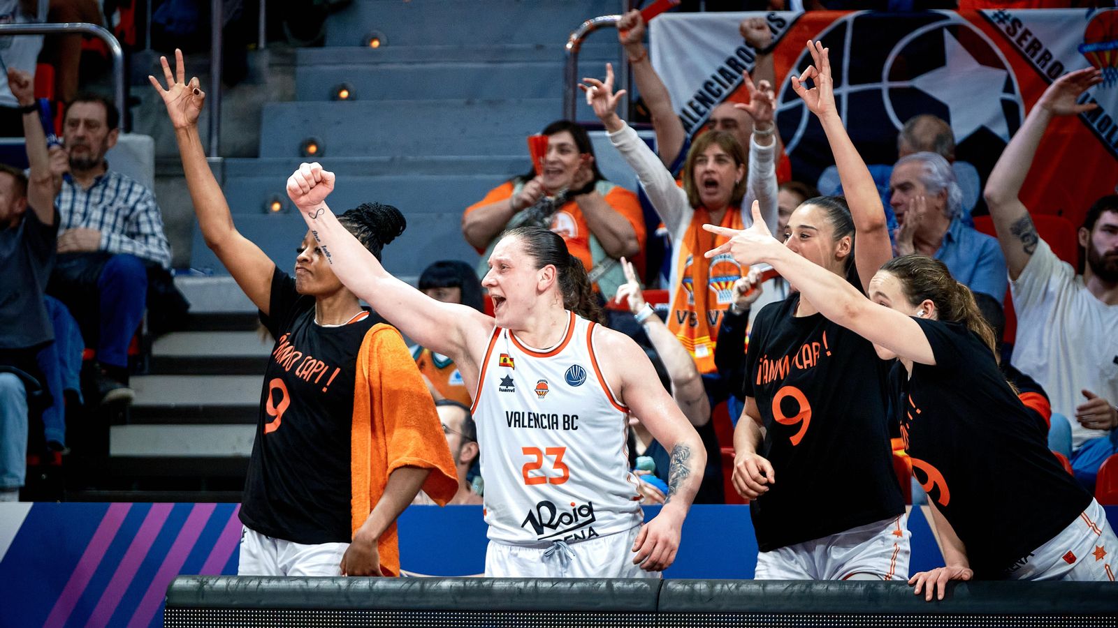 Les jugadores del València Basket celebren un punt