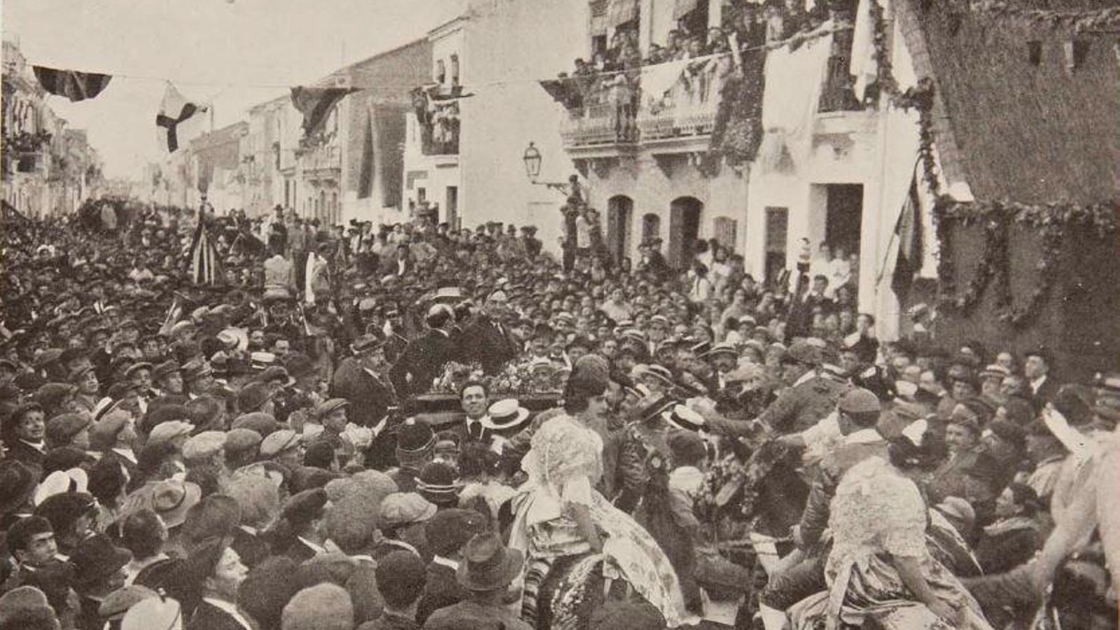 Centenars de persones es concentren al Cabanyal en la Festa de la Barraca