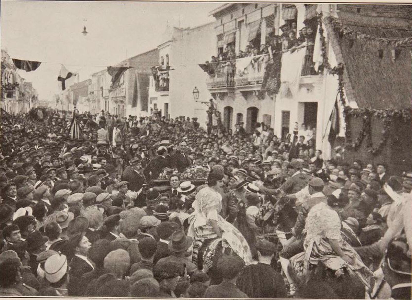 Centenars de persones es concentren al Cabanyal en la Festa de la Barraca