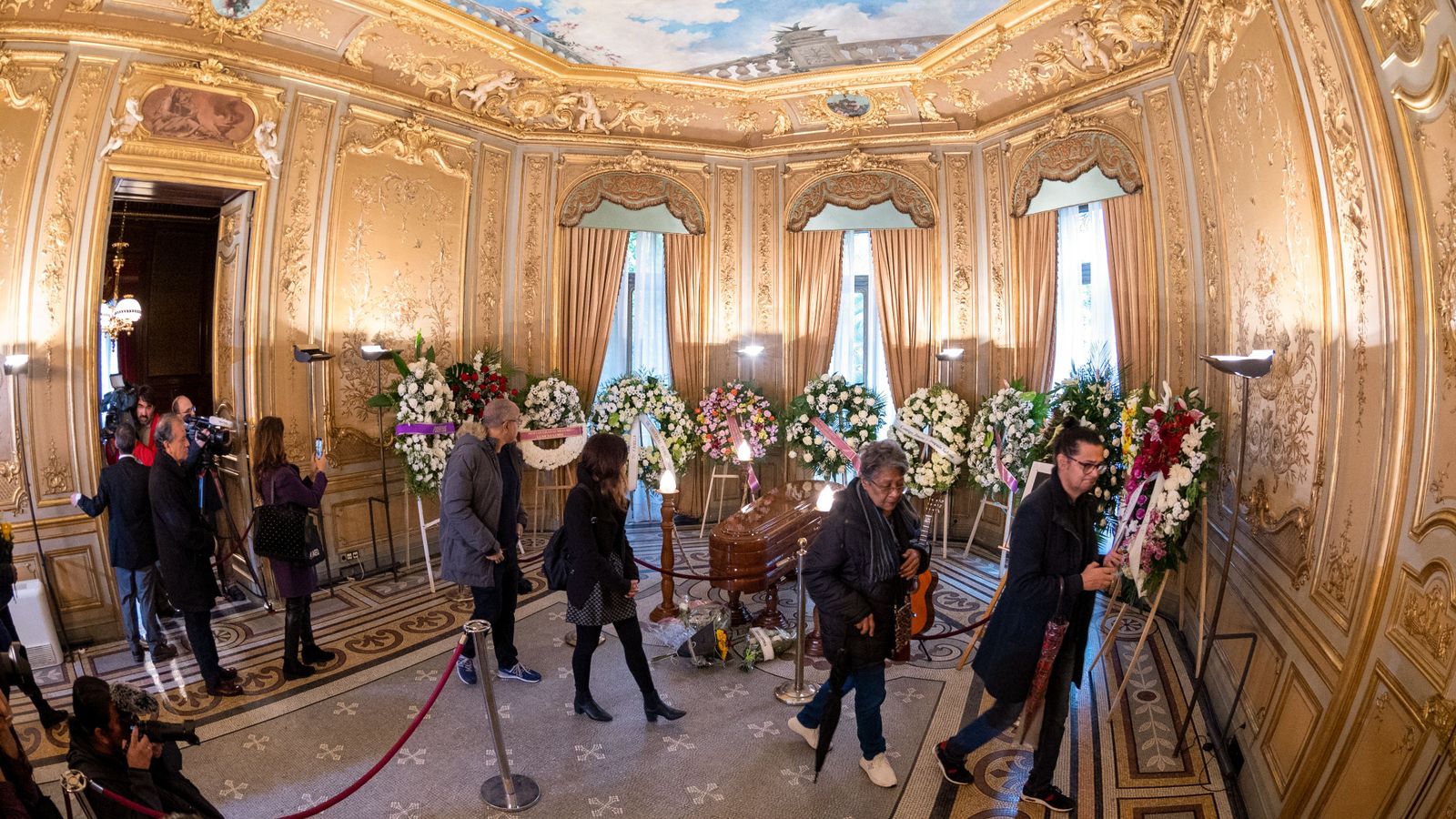 Una cua incessant de ciutadans passa per la sala de la Casa d'Amèrica on està instal·lada la capella ardent de l'artista Pablo Milanés