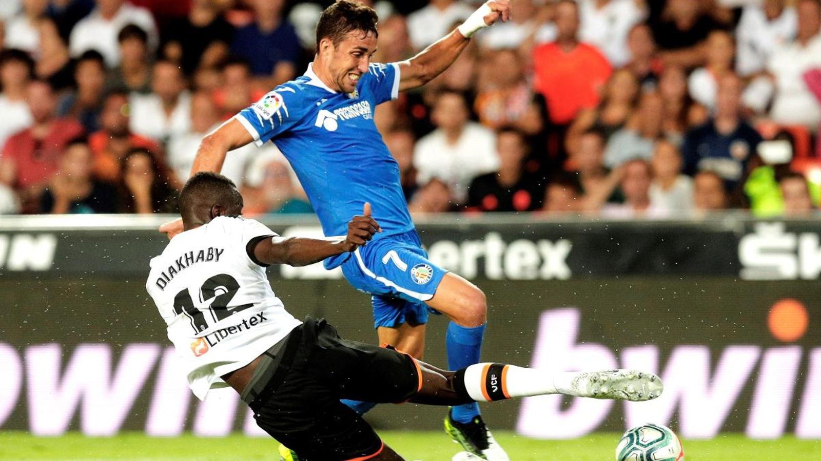 Diakhaby lluita un baló davant de Mata