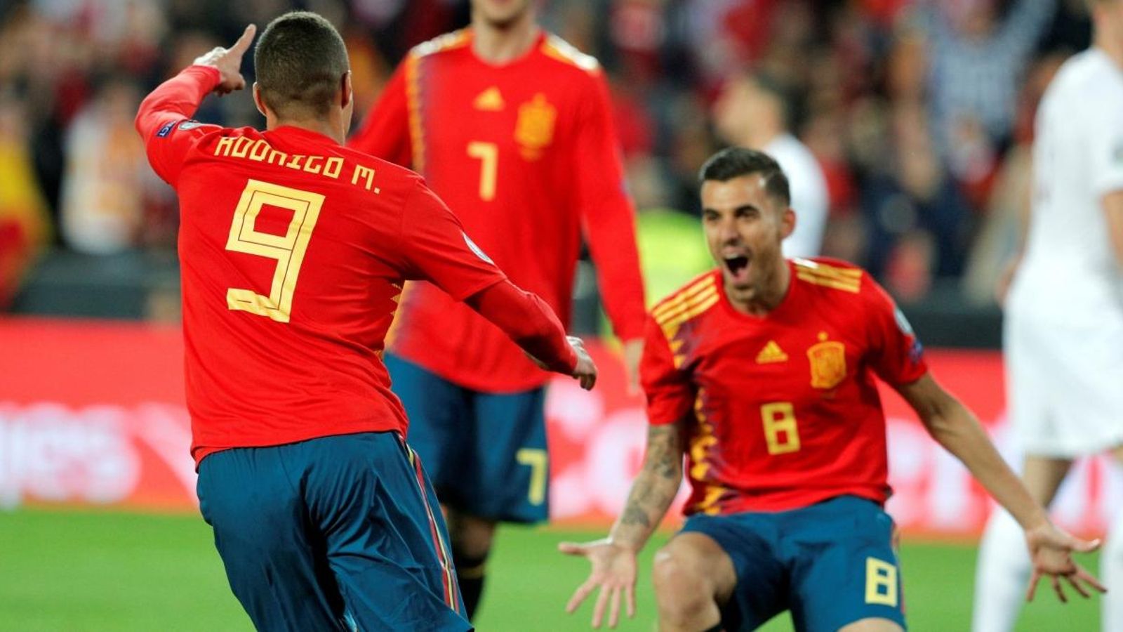 Rodrigo i Ceballos celebren el gol d’Espanya