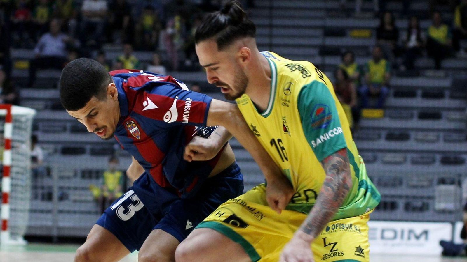 Hamza, en una acció del partit