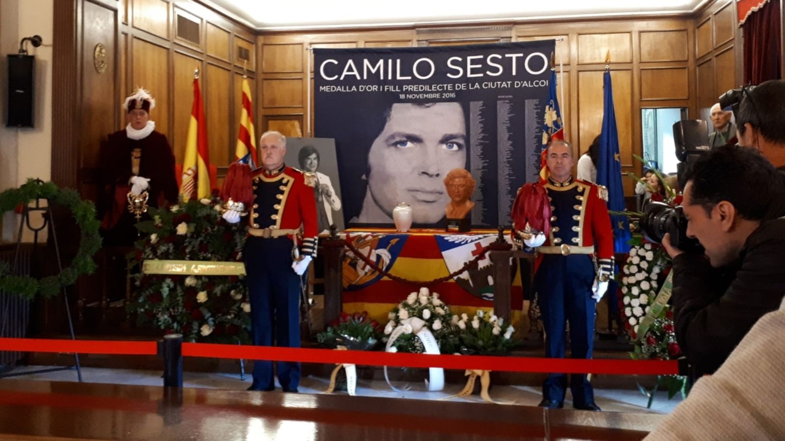 Capella ardent amb les cendres de Camilo Sesto a l'Ajuntament d'Alcoi