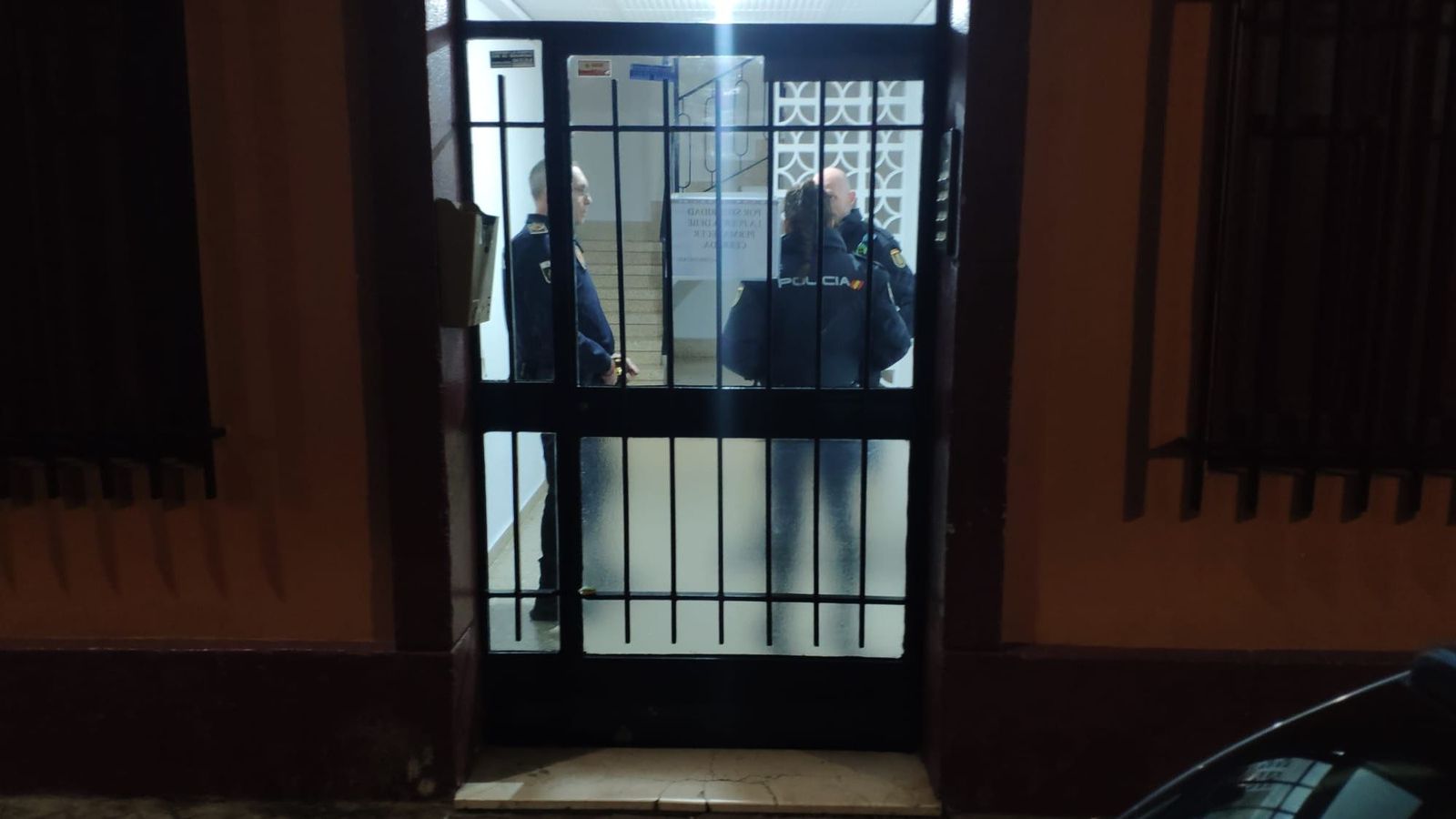 Agents de la Policia Nacional en el domicili on han trobat el cos de la víctima