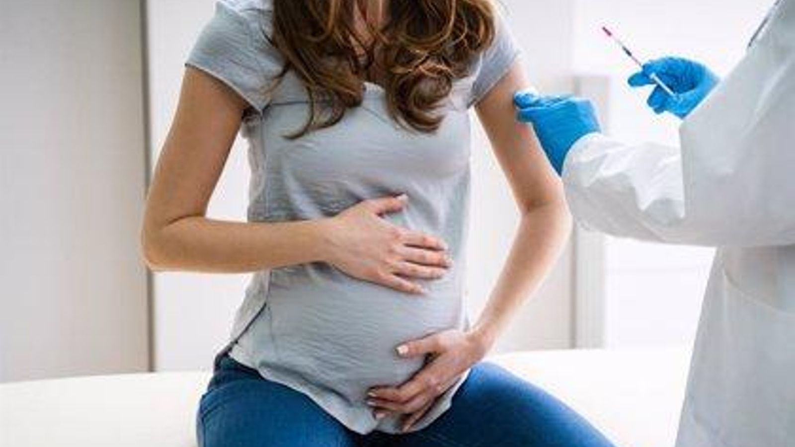 Una dona embarassada vacunant-se