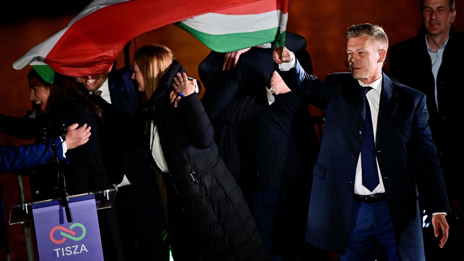 Peter Magyar, líder del partit de l'oposició Tisza, sosté una bandera nacional després de guanyar les eleccions parlamentàries a Hongria