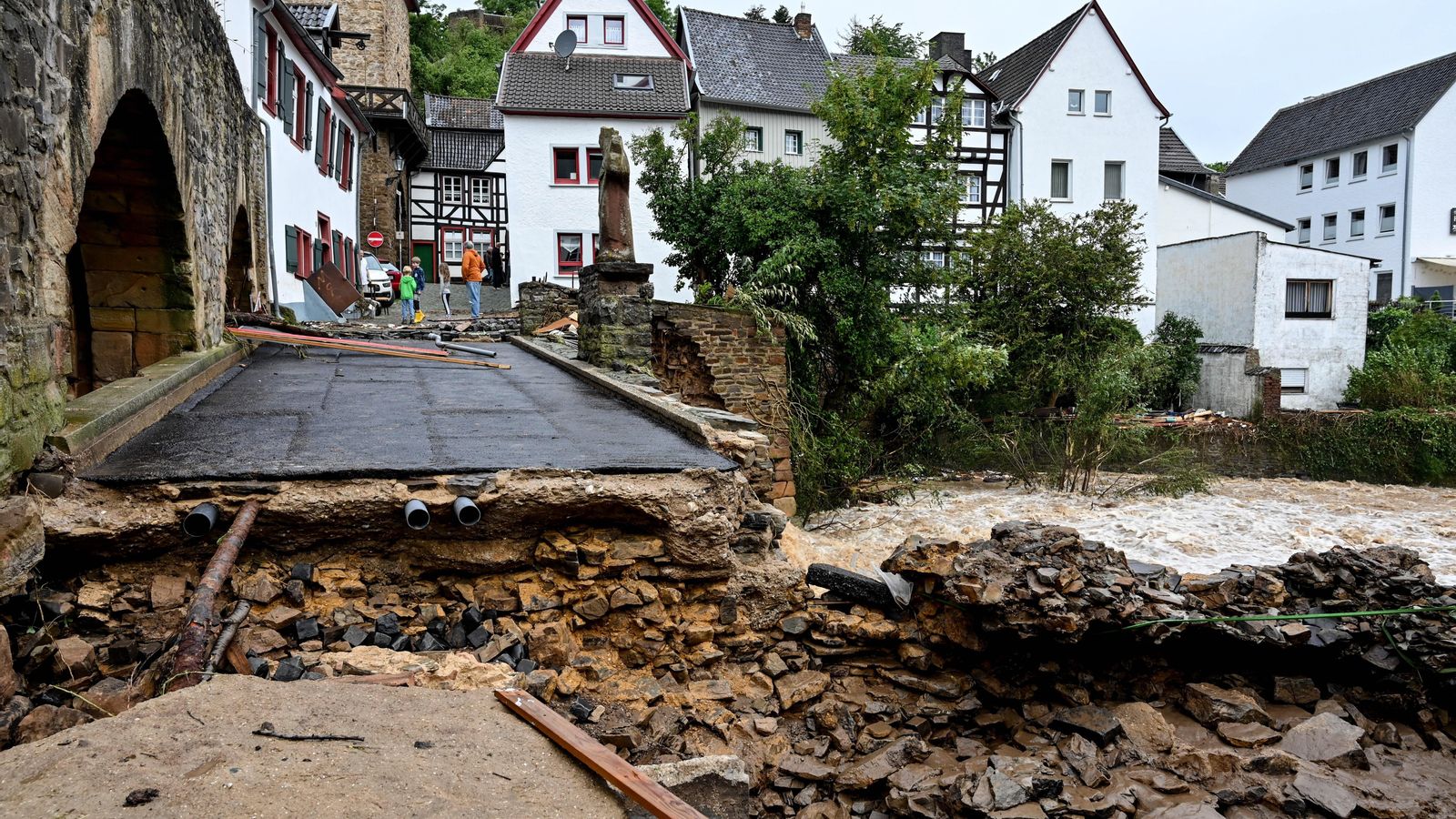 Una carretera danyada després de les inundacions a Bad Muenstereifel, Alemanya,