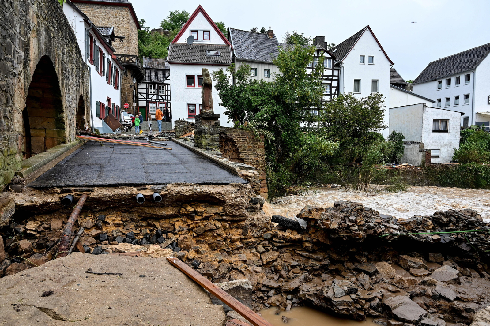 Una carretera danyada després de les inundacions a Bad Muenstereifel, Alemanya,