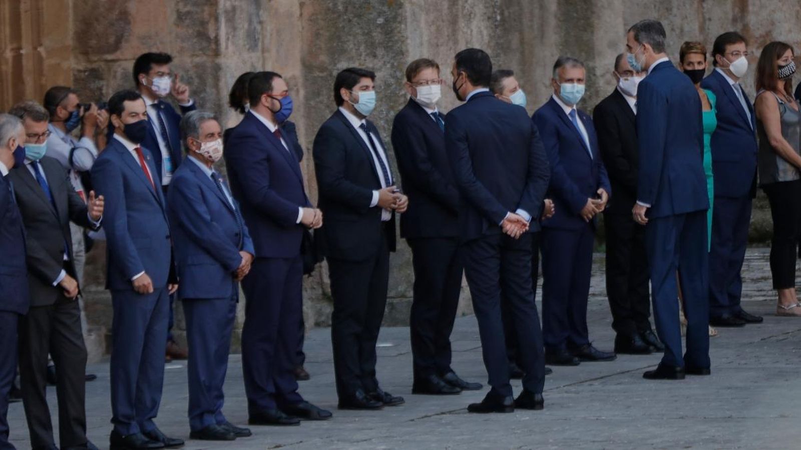 El president del govern espanyol Pedro Sánchez i el rei Felip VI saluden els presidents autonòmics a La Rioja, el passat 31 de juliol