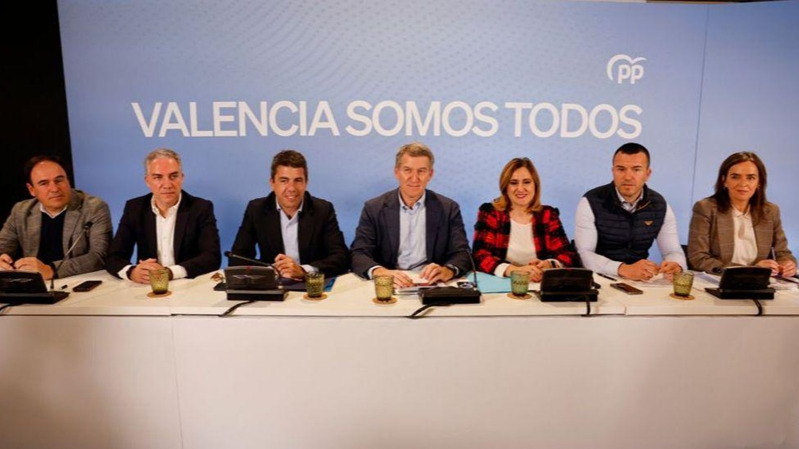 El líder del PP i el cap del Consell en el centre de la reunió de la cúpula del partit amb els alcaldes afectats per la dana