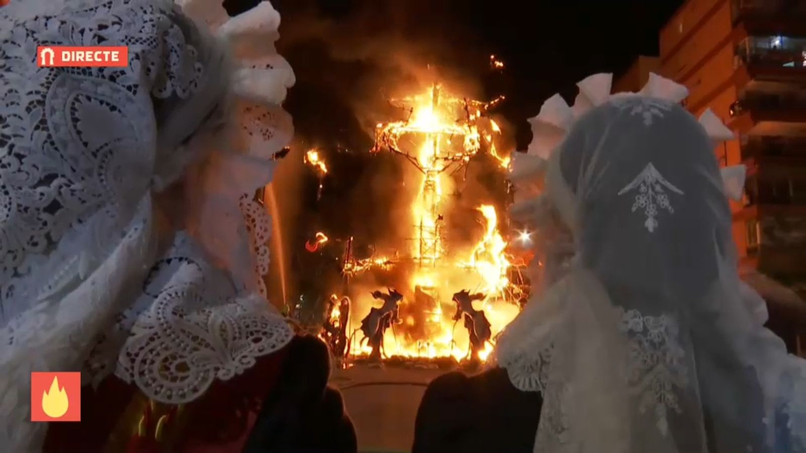 Les bellees del foc contemplen cremar la foguera de Florida - Portatge