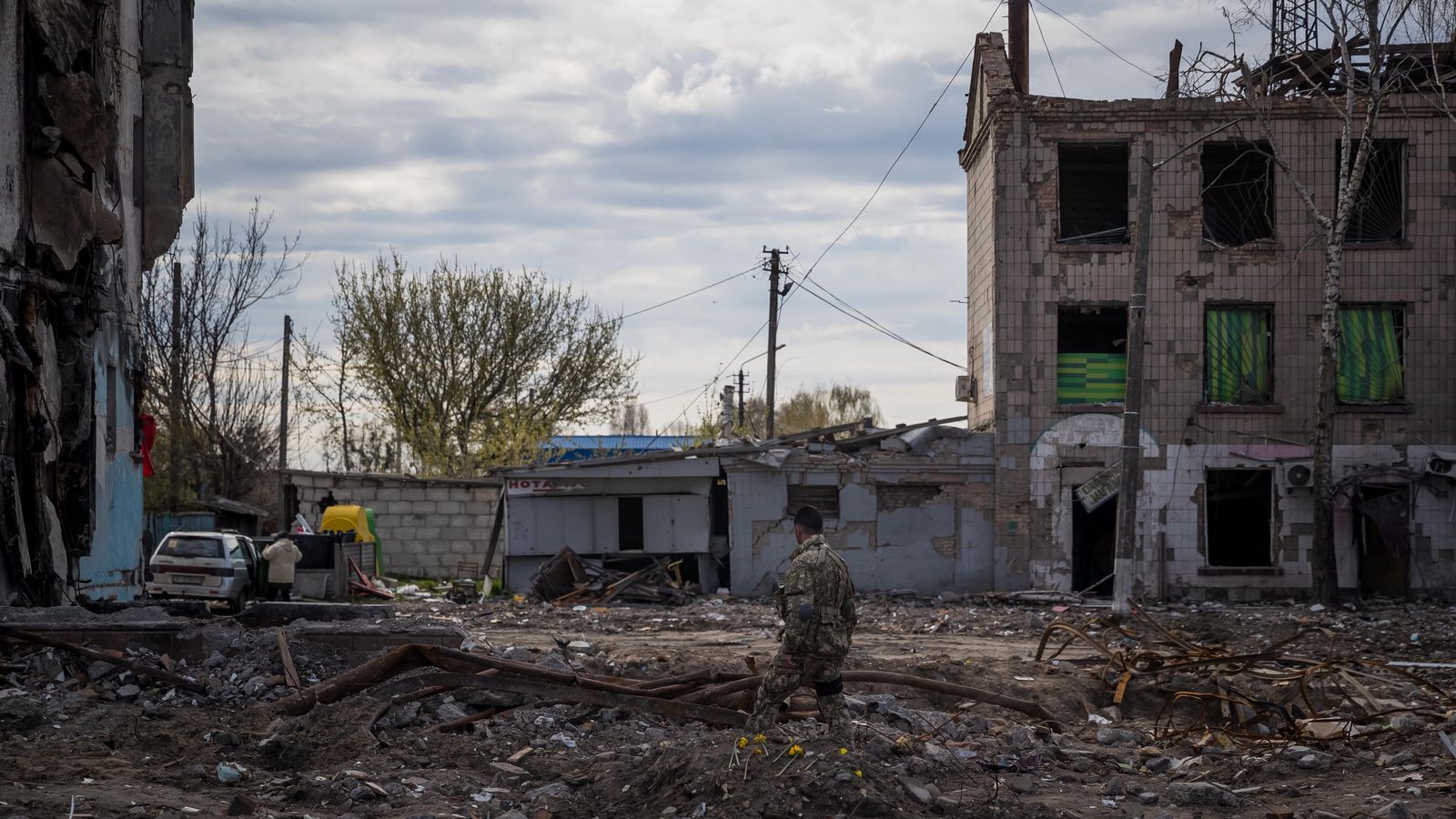 Un soldat ucraïnés observa la destrucció causada pels bombardejos a Borodianka (Ucraïna)