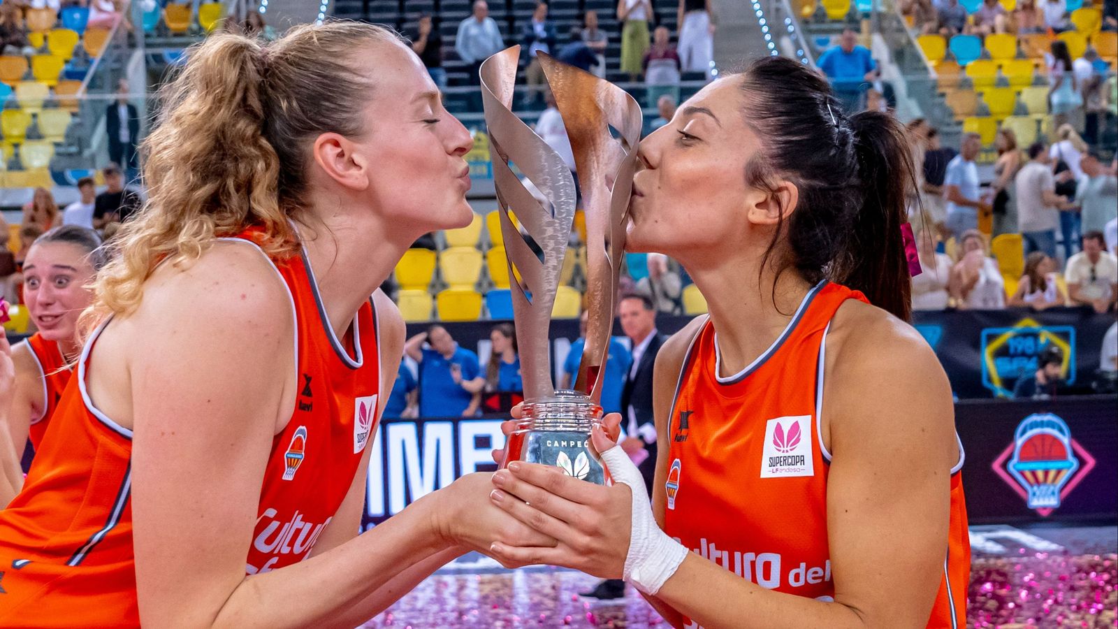 Les jugadores del València Basket celebren la victòria en la Supercopa
