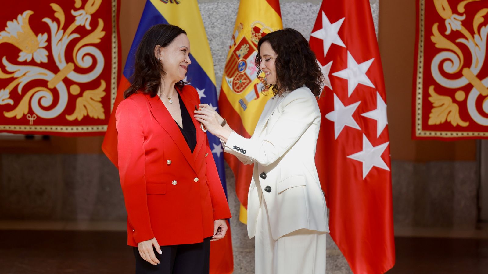 Ayuso li imposa a Machado la Medalla d'Or de Madrid