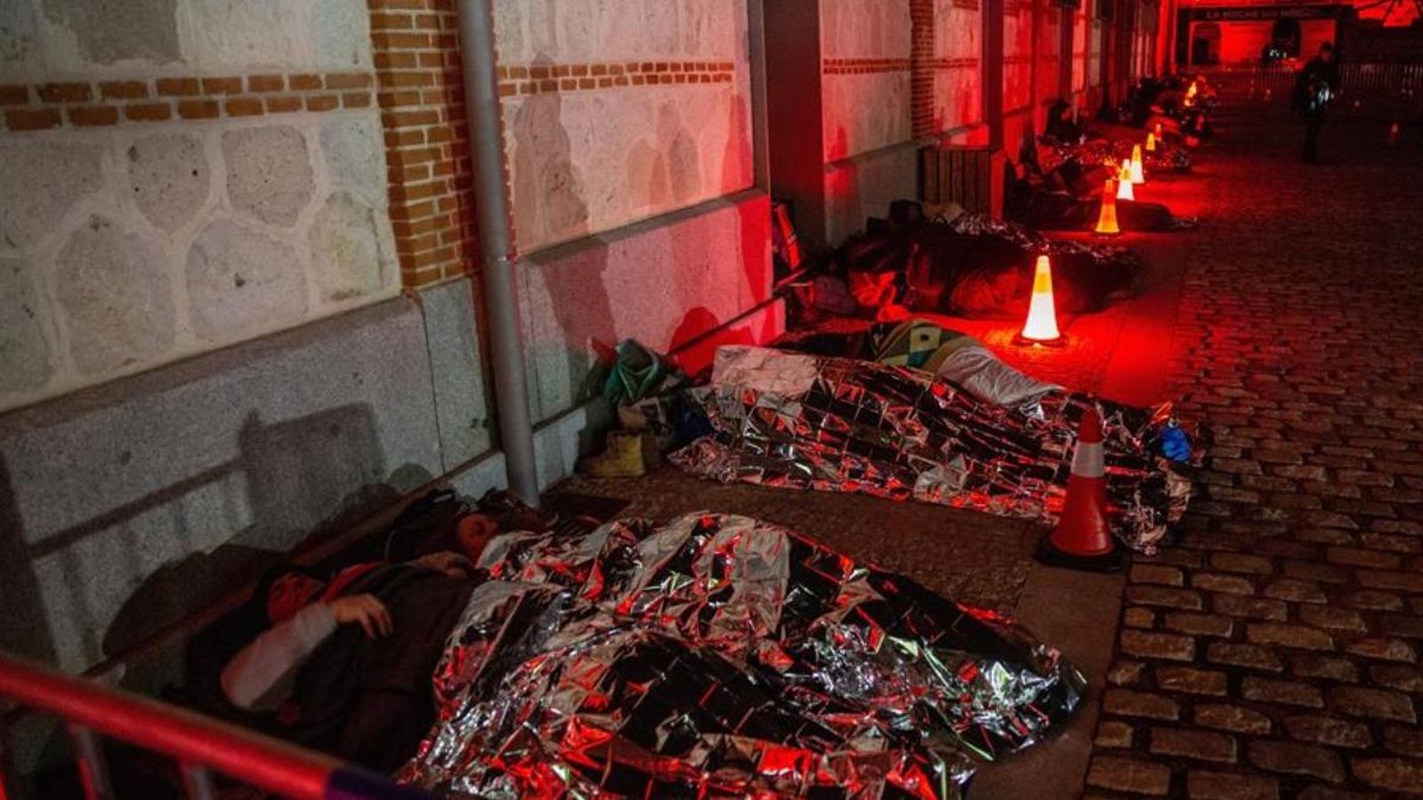 Més de 200 persones dormen al ras per a solidaritza-se amb les persones que viuen a carrer