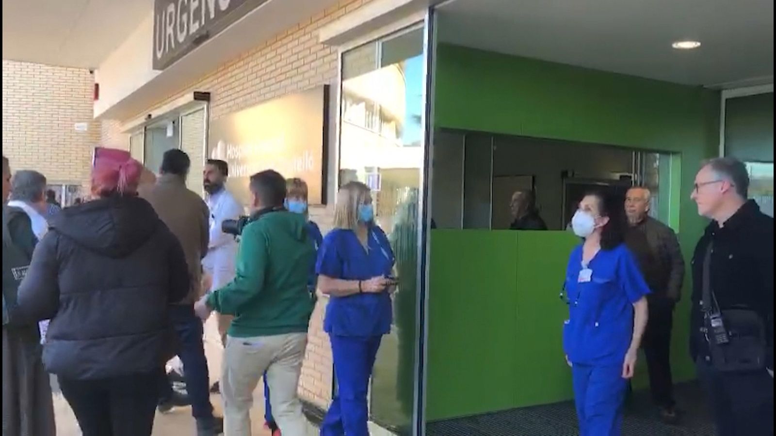 Mazón, rebut entre crits i alguns insults a l'Hospital de Castelló