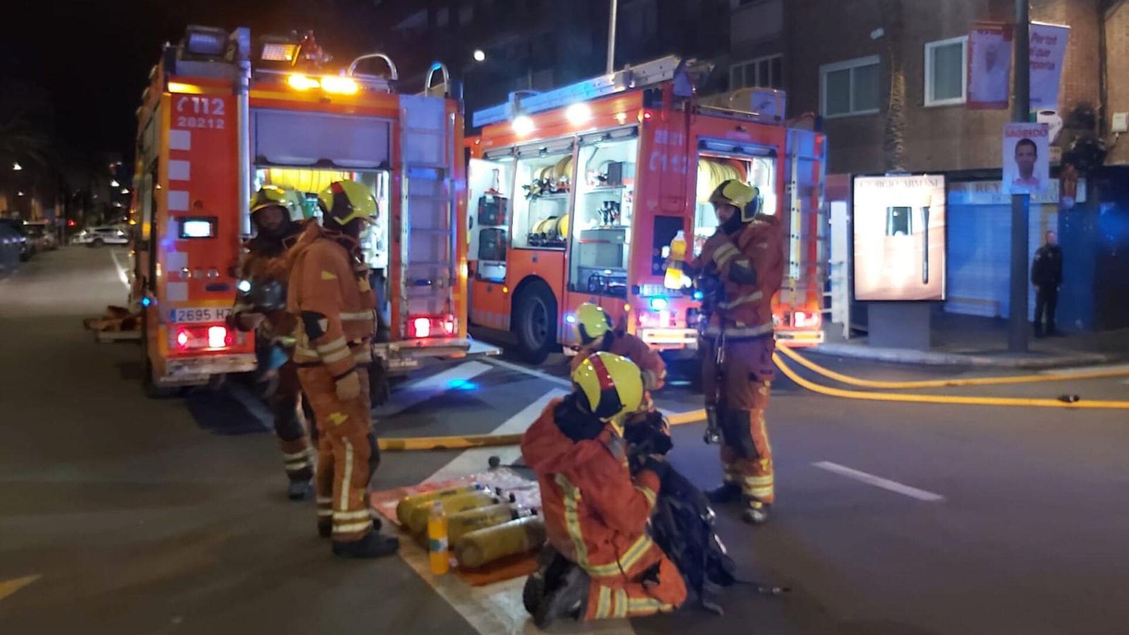 Alguns dels efectius del parc de Paterna i Burjassot que han intervingut en els treballs d'extinció de l'incendi registrat a l’avinguda Vicente Mortes de Paterna