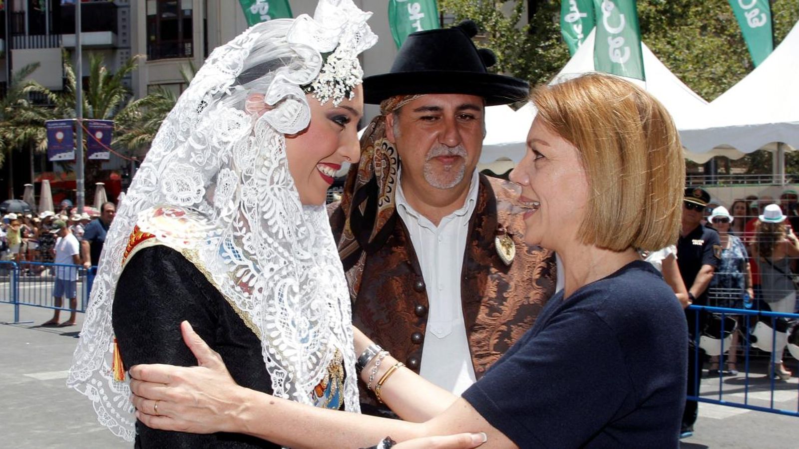 La candidata a la presidència del PP María Dolores de Cospedal en Les Fogueres