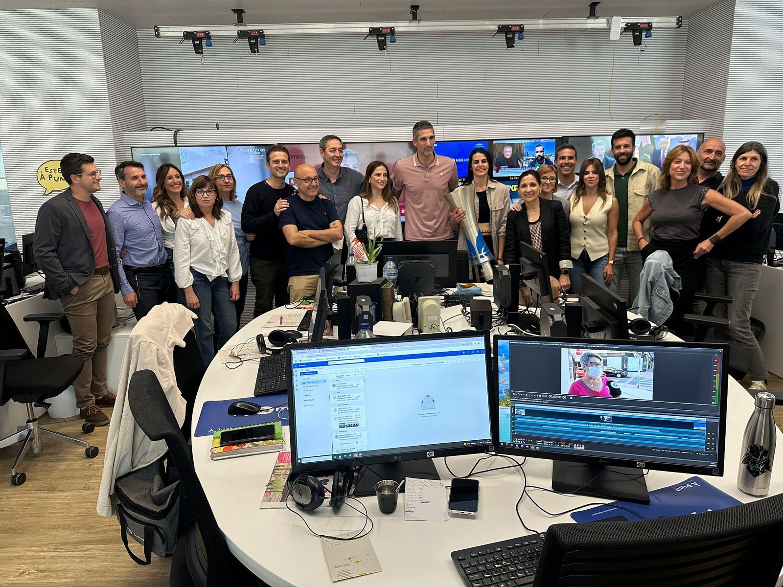 Visita especial del València Basket a la redacció À Punt amb el títol de Lliga que esperem es repetisca molts anys