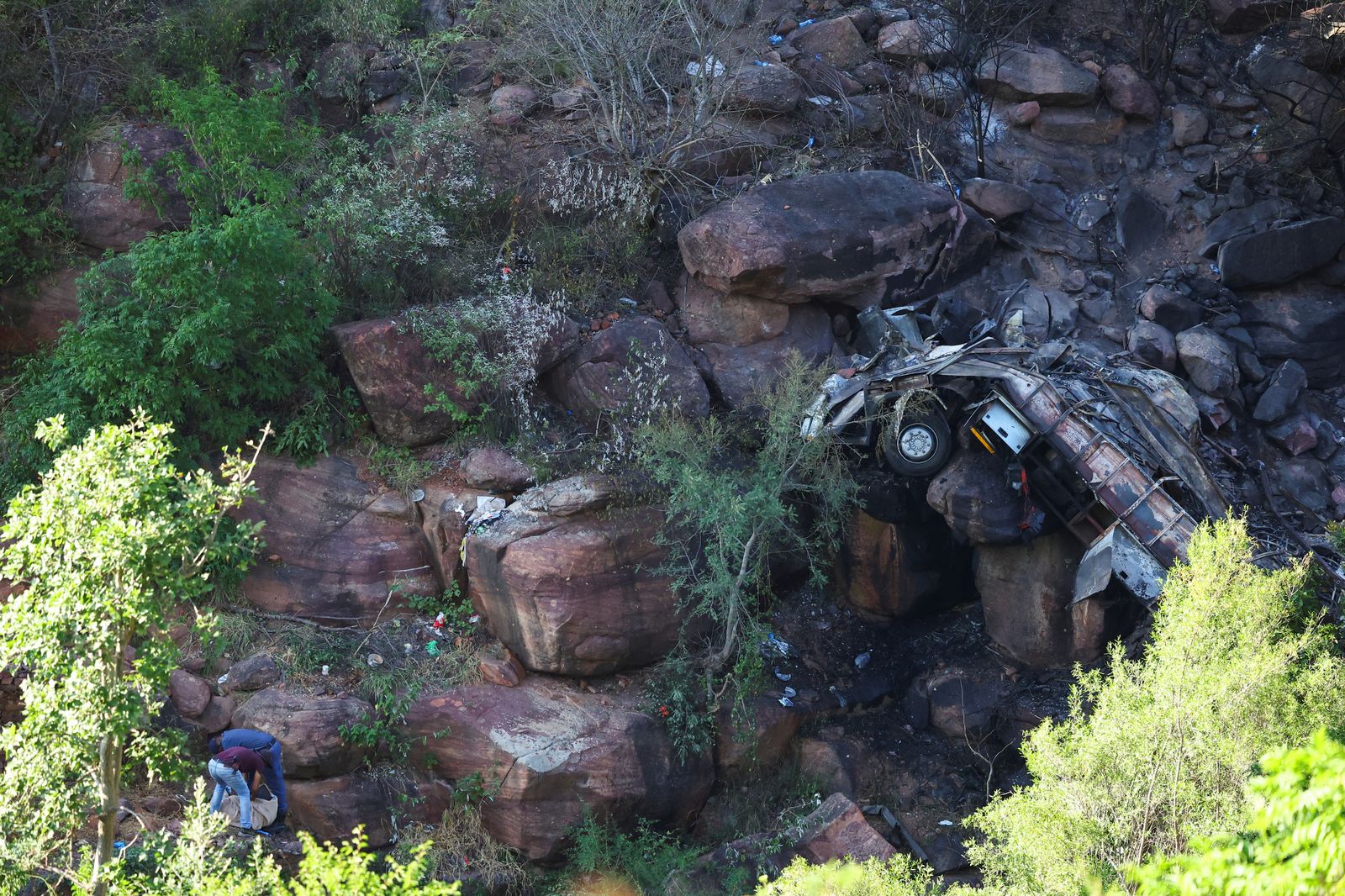 Restes de l'autocar sinistrat a Sud-àfrica