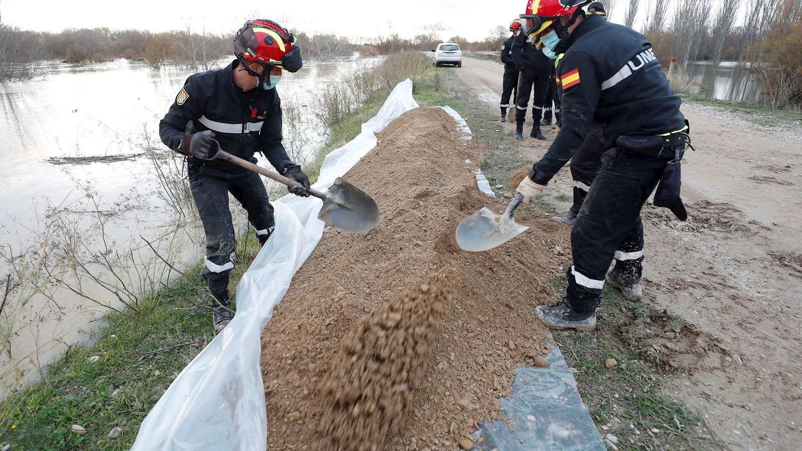 En imatge, el treballs de la Unitat Militar d'Emergències per anticipar-se a la crescuda de l'Ebre a Novillas