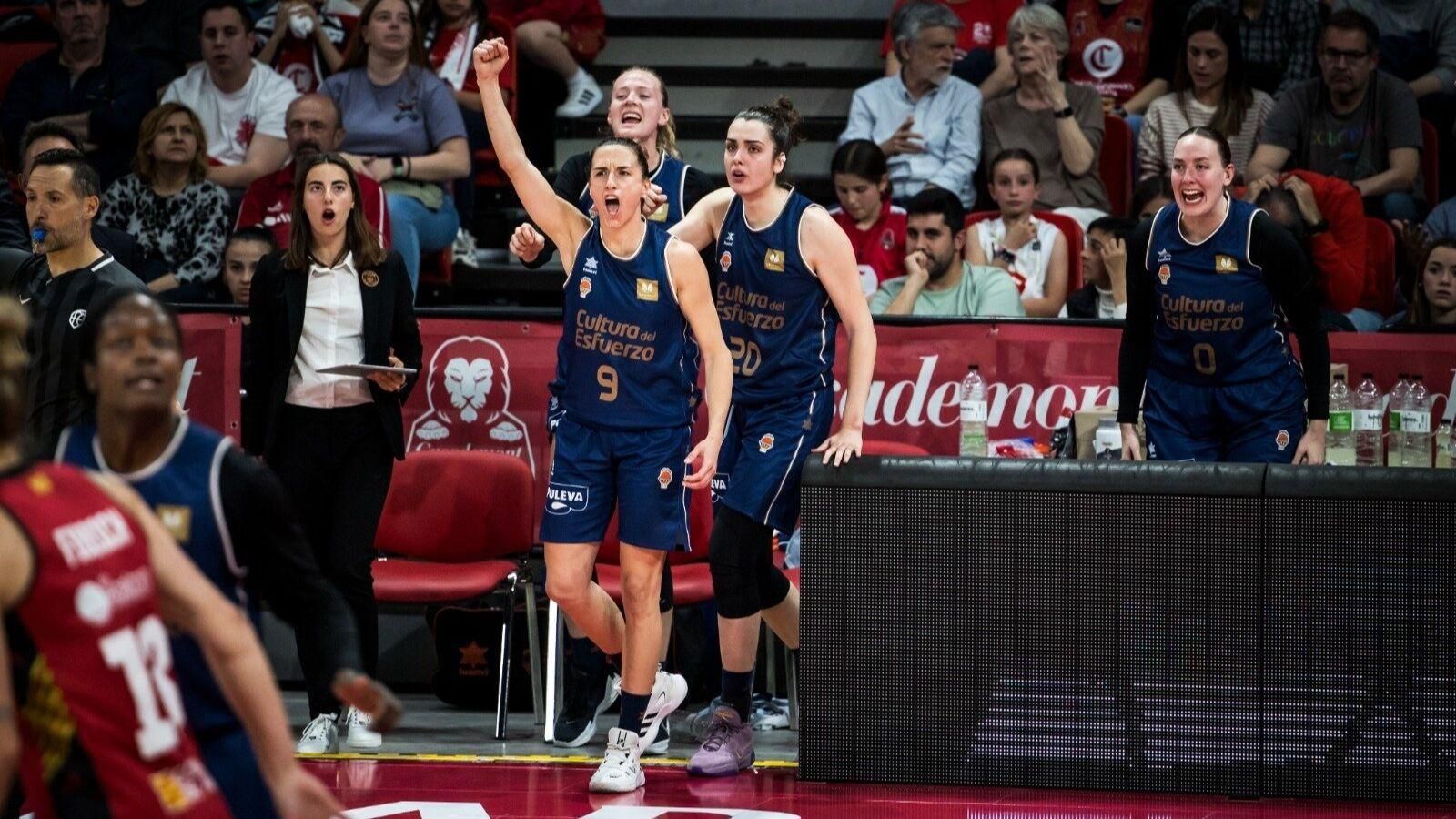 Queralt Casas i la banqueta taronja celebren una cistella