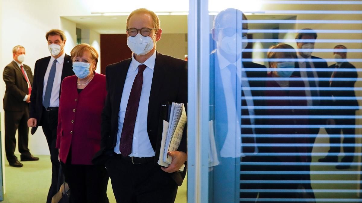 La cancellera Angela Merkel, el governador bavarés Markus Soeder i l'alcalde de Berlin Michael Mueller, després de la reunió regional La cancellera Angela Merkel, el governador bavarés Markus Soeder i l'alcalde de Berlin Michael Mueller, després de la reunió regional
